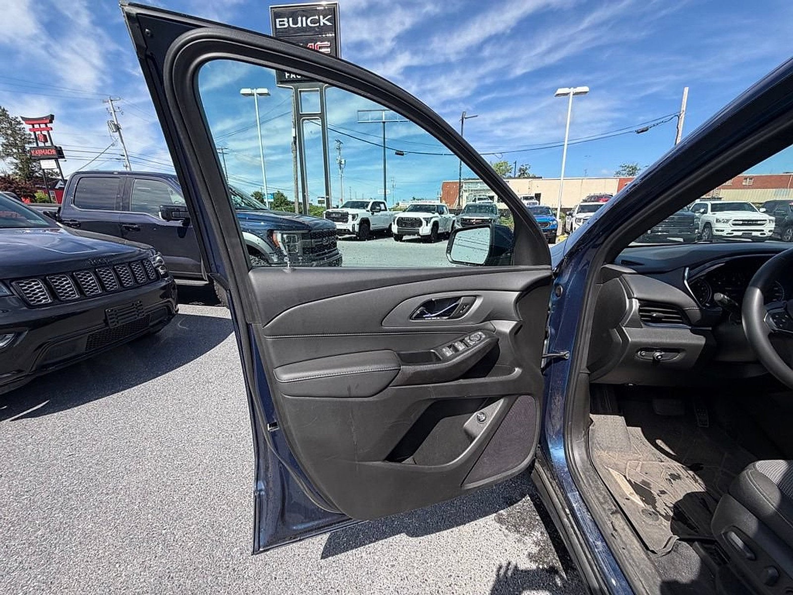 2023 Chevrolet Traverse LT Cloth