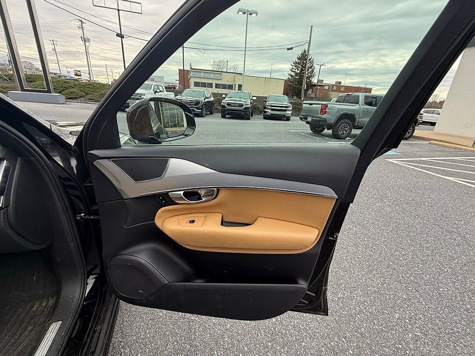 2017 Volvo XC90 Momentum