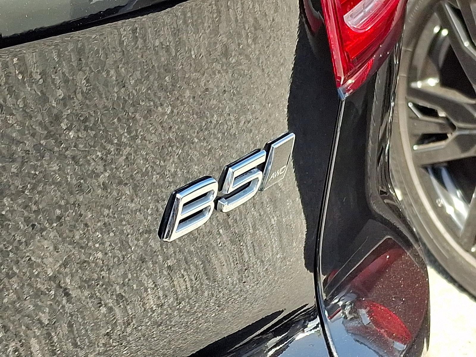 2023 Volvo XC40 B5 AWD Plus Dark Theme