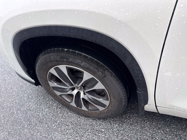 2021 Toyota Highlander XLE **LOW MILES