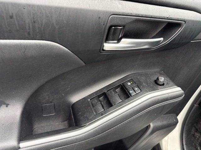 2021 Toyota Highlander XLE **LOW MILES