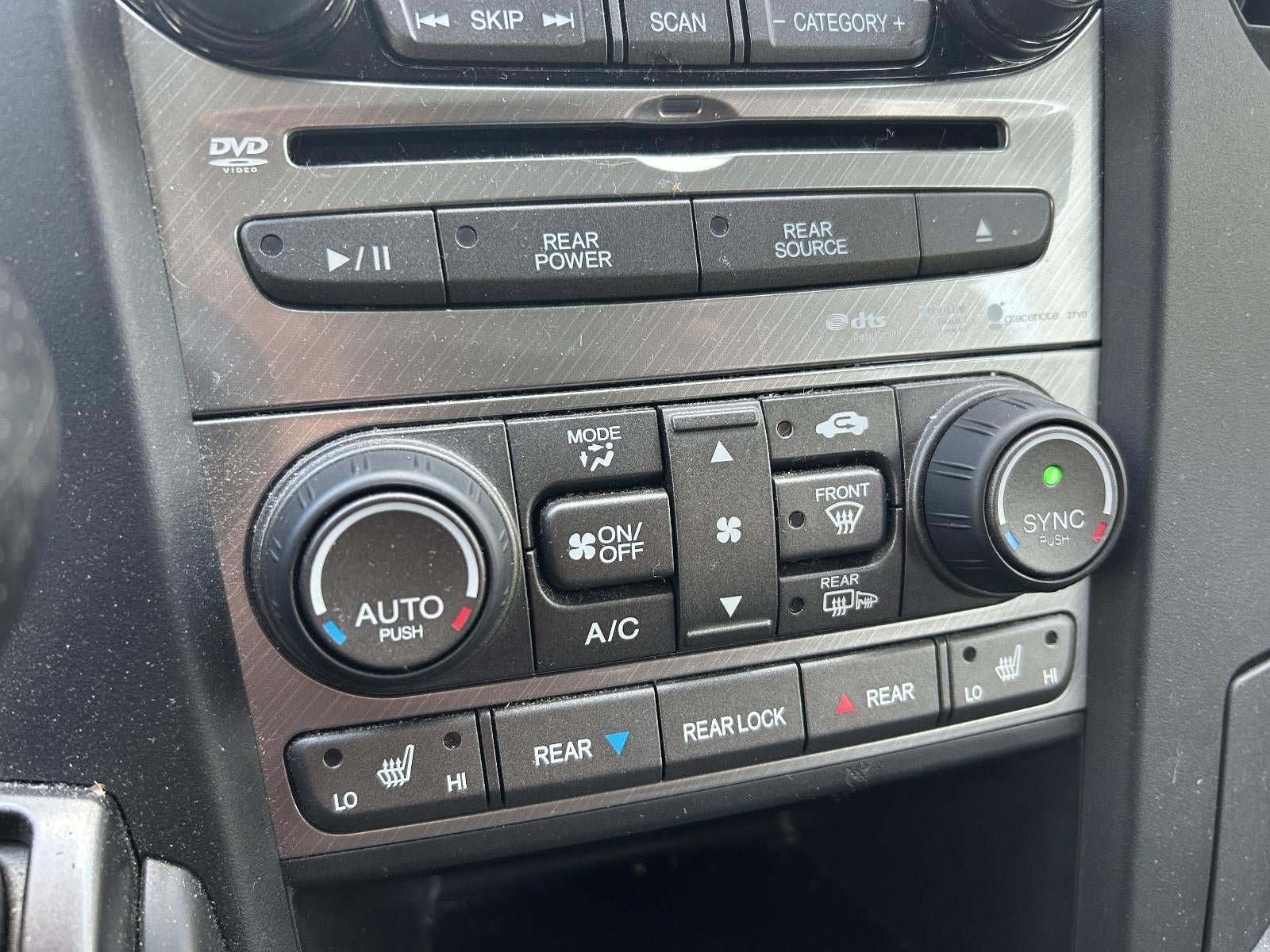 2015 Honda Pilot 4WD Touring with DVD Rear Entertainment System and Navigation