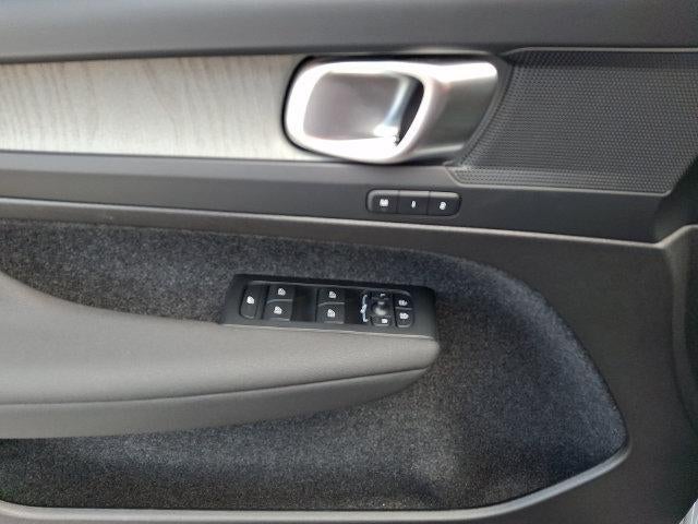 2025 Volvo XC40 B5 AWD Plus Bright Theme