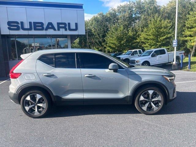 2025 Volvo XC40 B5 AWD Plus Bright Theme