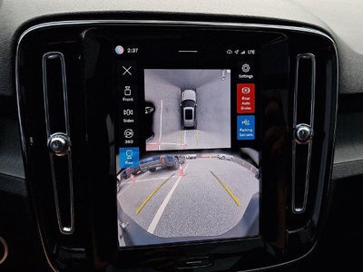 2025 Volvo XC40 B5 AWD Plus Bright Theme