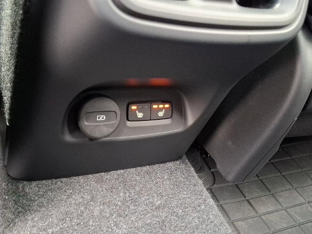 2025 Volvo XC40 B5 AWD Plus Bright Theme