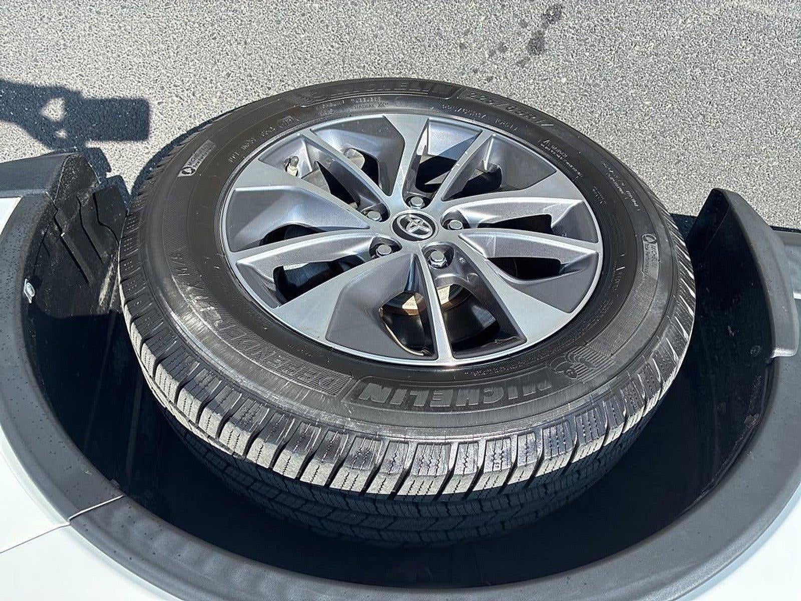 2017 Toyota RAV4 Hybrid XLE AWD (Natl)