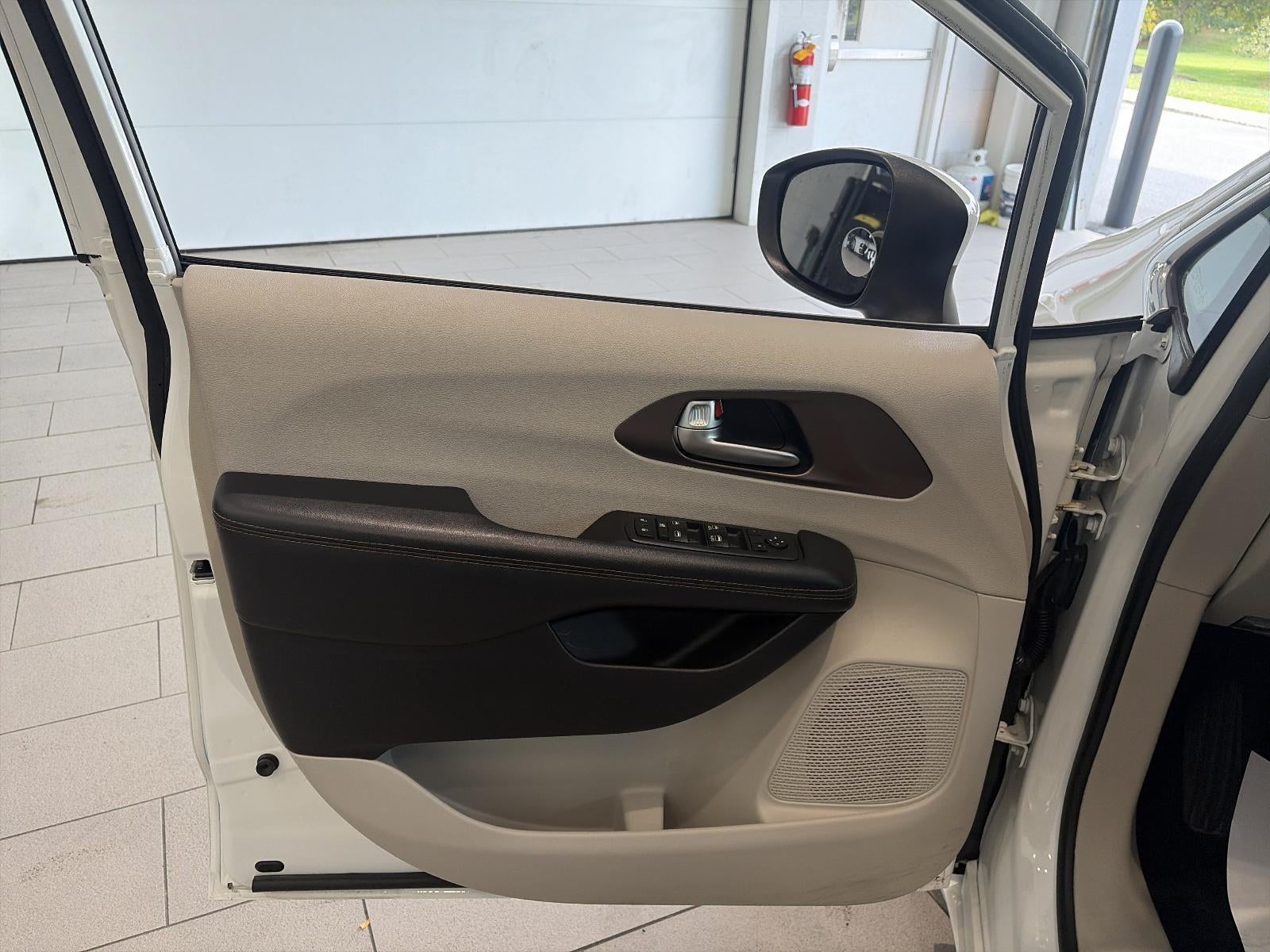 2017 Chrysler Pacifica LX FWD
