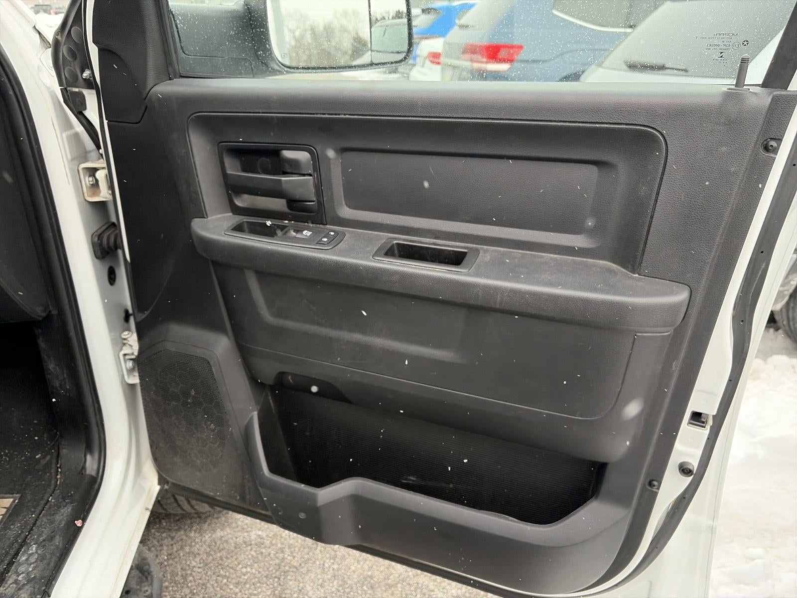 2017 RAM 1500 Express 4x4 Crew Cab 5'7" Box