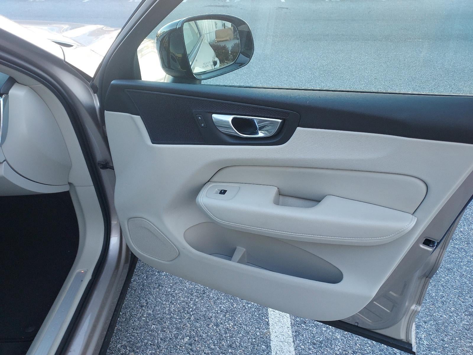 2024 Volvo XC60 B5 AWD Core Dark Theme