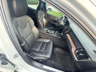 2022 Volvo S60 B5 AWD Momentum