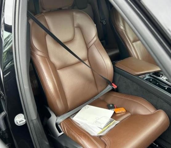 2024 Volvo XC60 B5 AWD Ultimate Dark Theme
