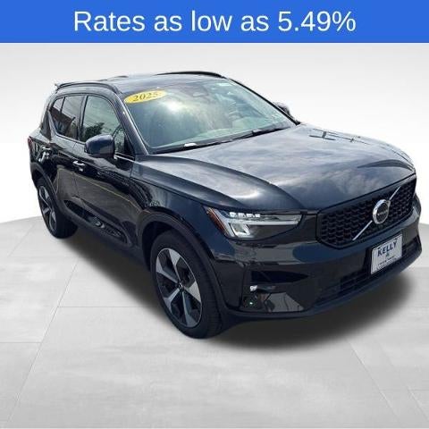 2025 Volvo XC40 B5 AWD Plus Dark Theme