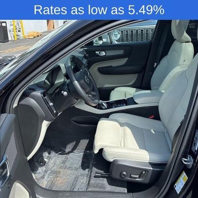 2025 Volvo XC40 B5 AWD Plus Dark Theme