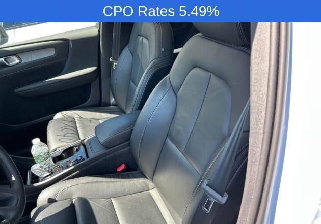 2024 Volvo XC40 B5 AWD Plus Dark Theme