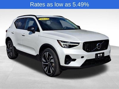 2023 Volvo XC40 B5 AWD Plus Dark Theme