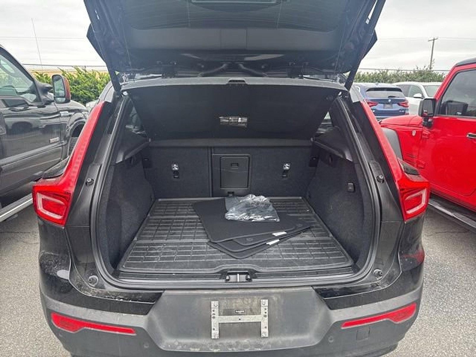 2024 Volvo XC40 B5 AWD Plus Dark Theme