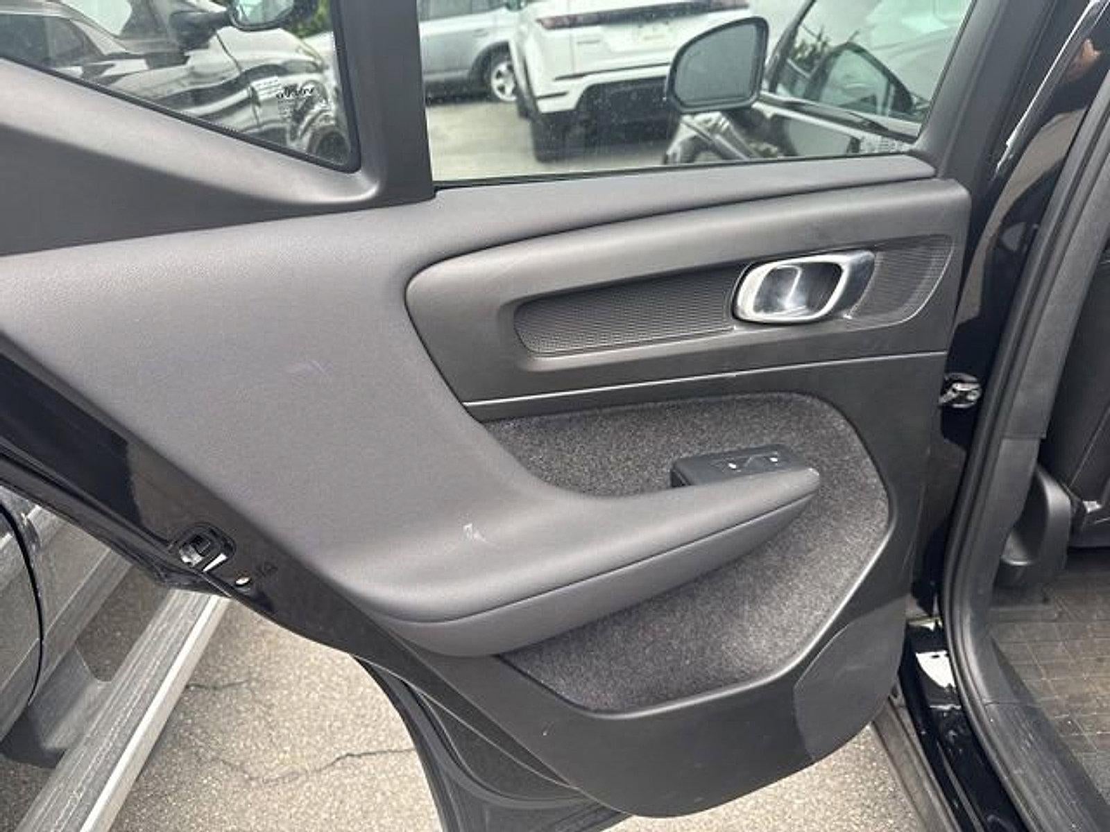 2024 Volvo XC40 B5 AWD Plus Dark Theme
