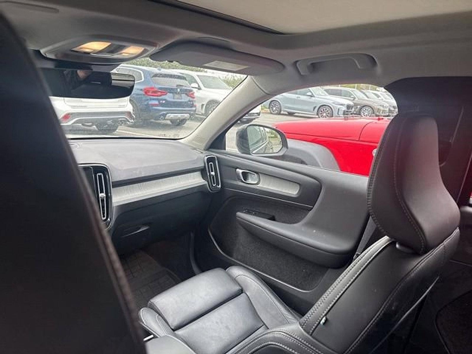 2024 Volvo XC40 B5 AWD Plus Dark Theme
