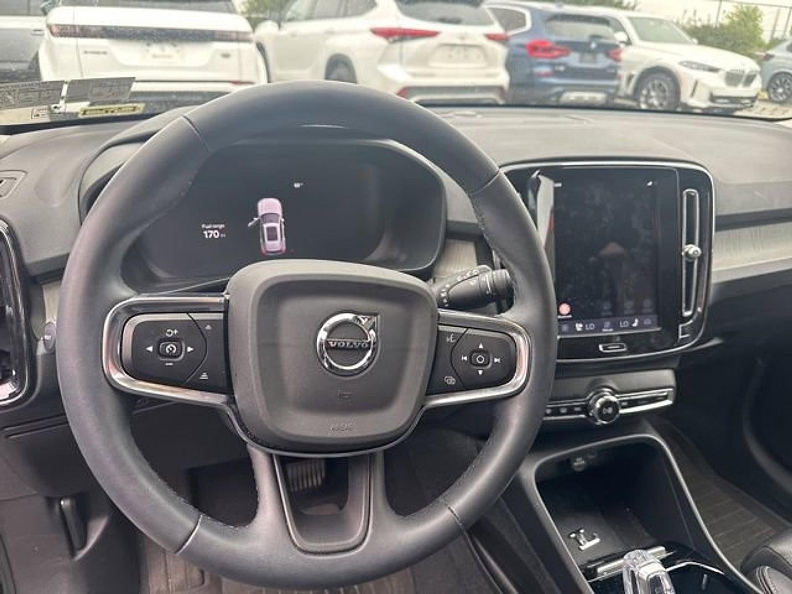 2024 Volvo XC40 B5 AWD Plus Dark Theme
