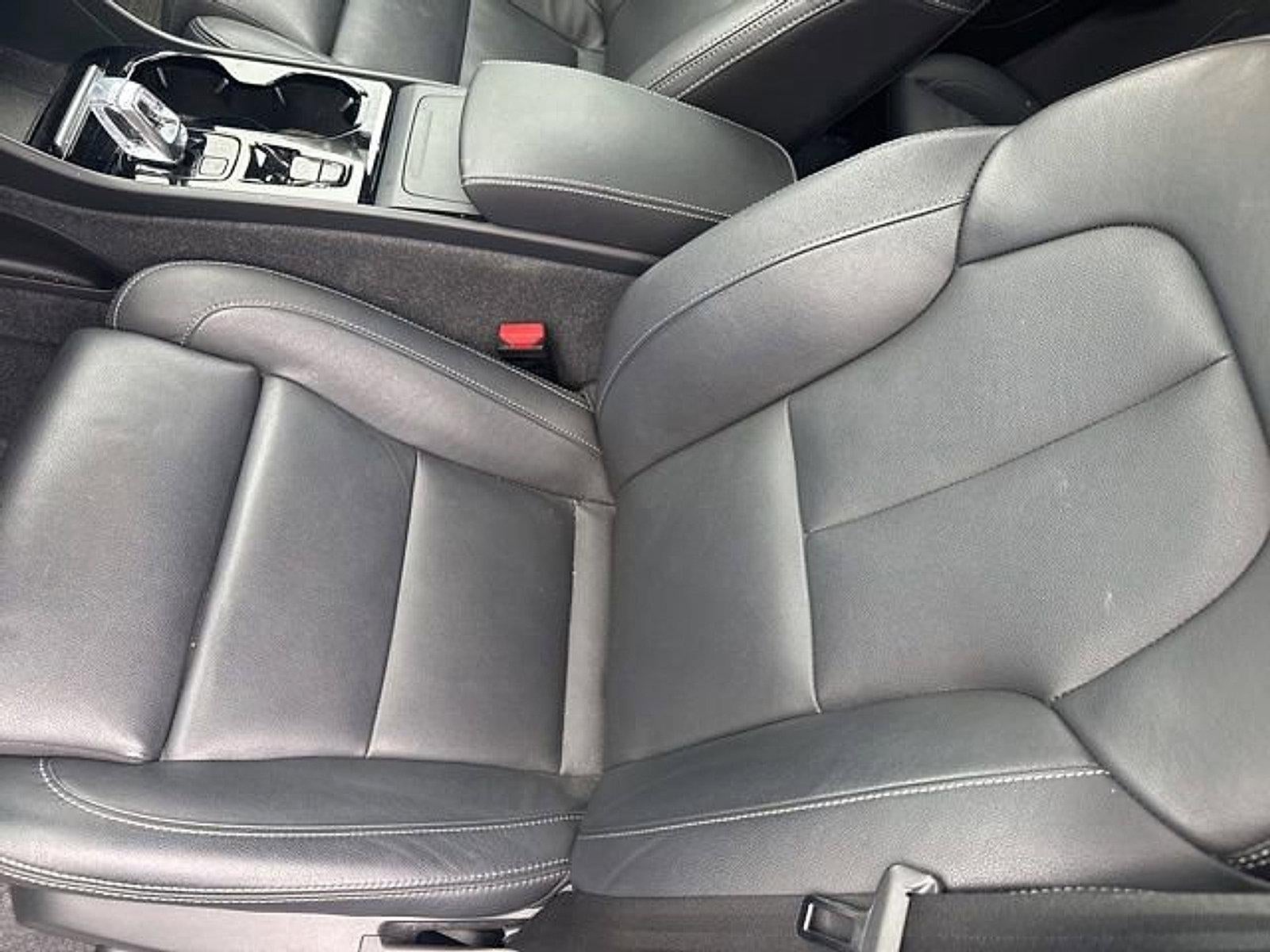 2024 Volvo XC40 B5 AWD Plus Dark Theme