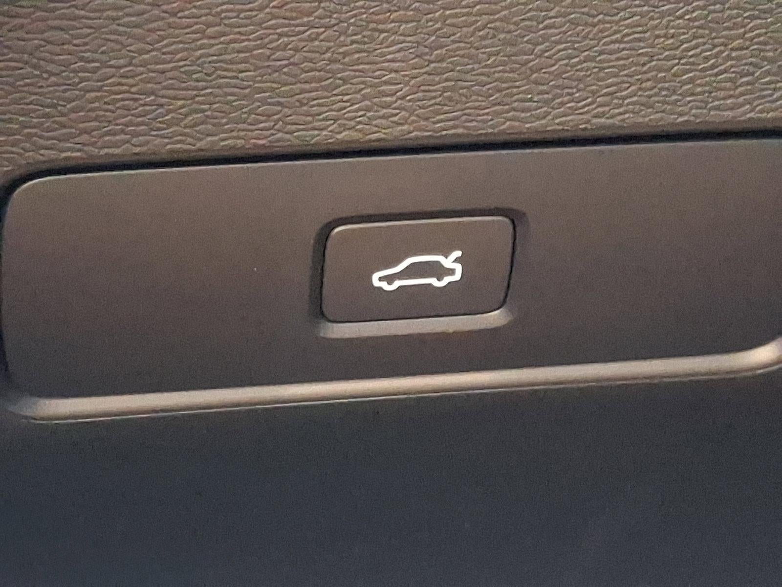 2024 Volvo XC40 B5 AWD Plus Dark Theme