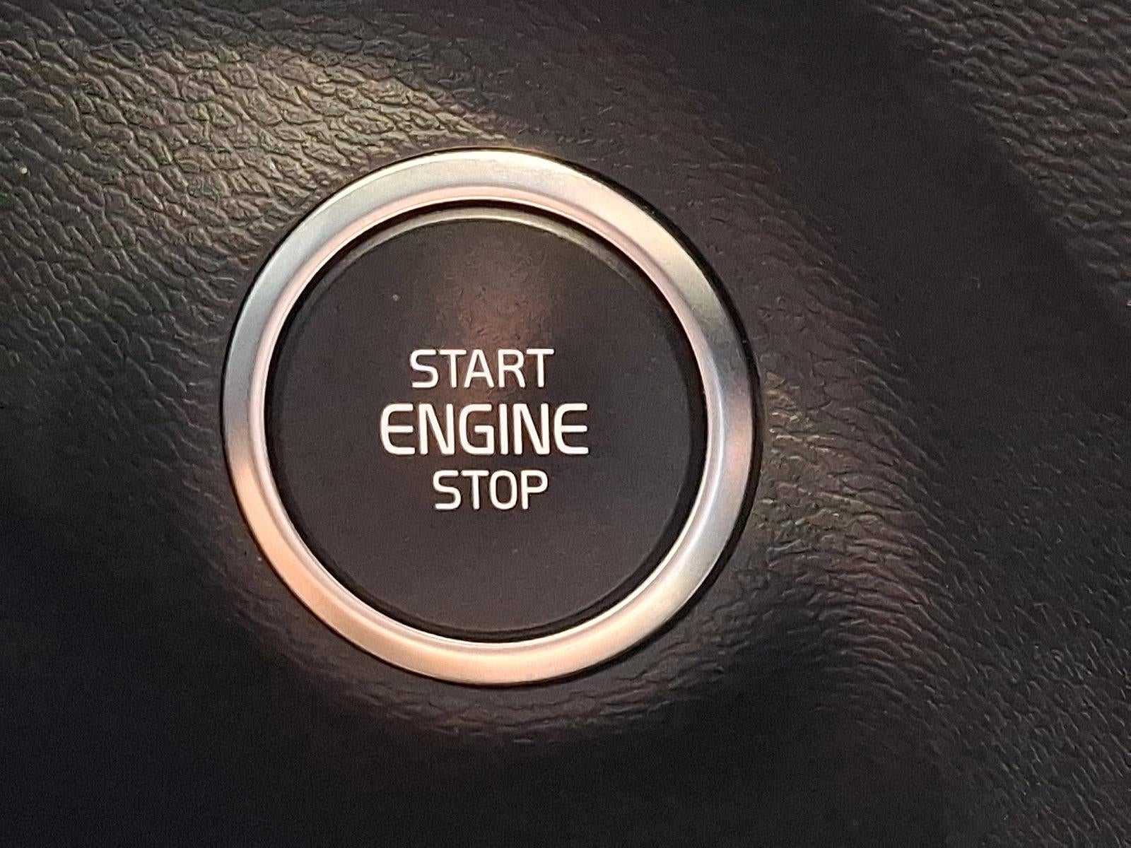 2024 Volvo XC40 B5 AWD Plus Dark Theme