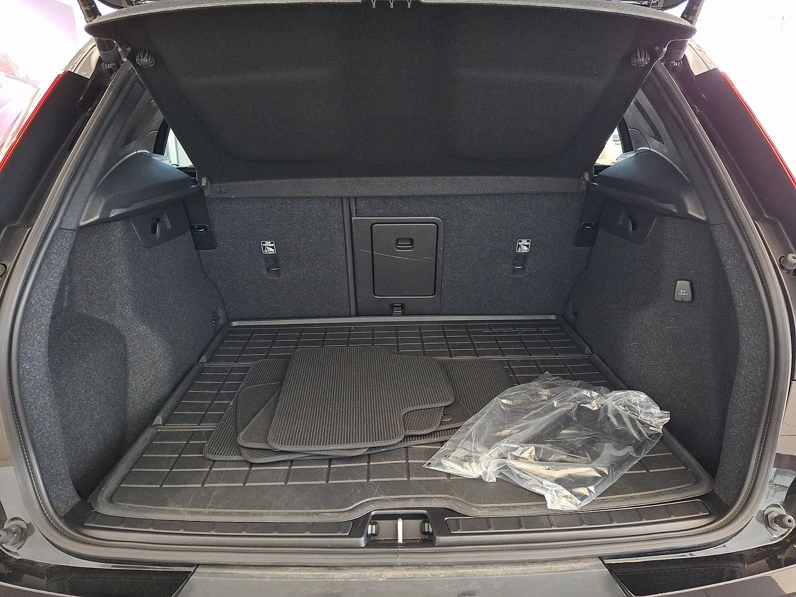 2024 Volvo XC40 B5 AWD Plus Dark Theme