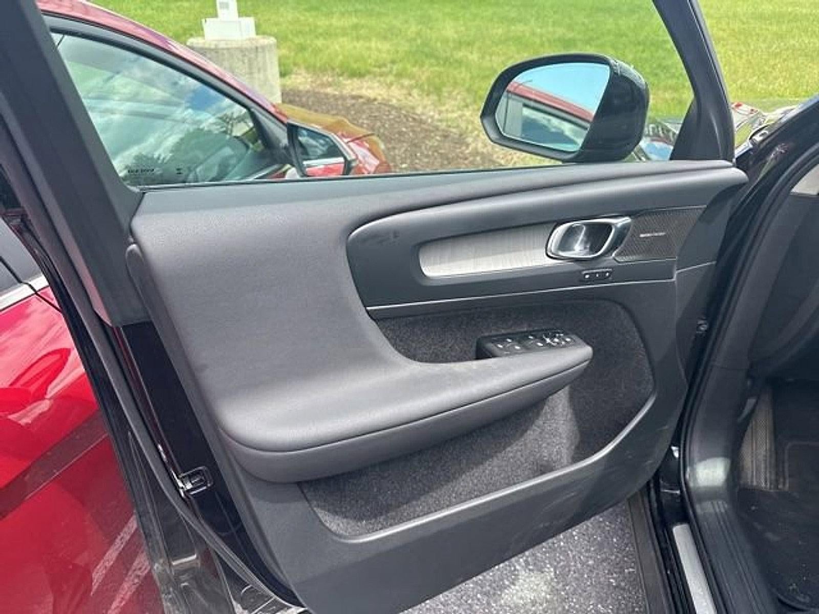 2024 Volvo XC40 B5 AWD Plus Dark Theme
