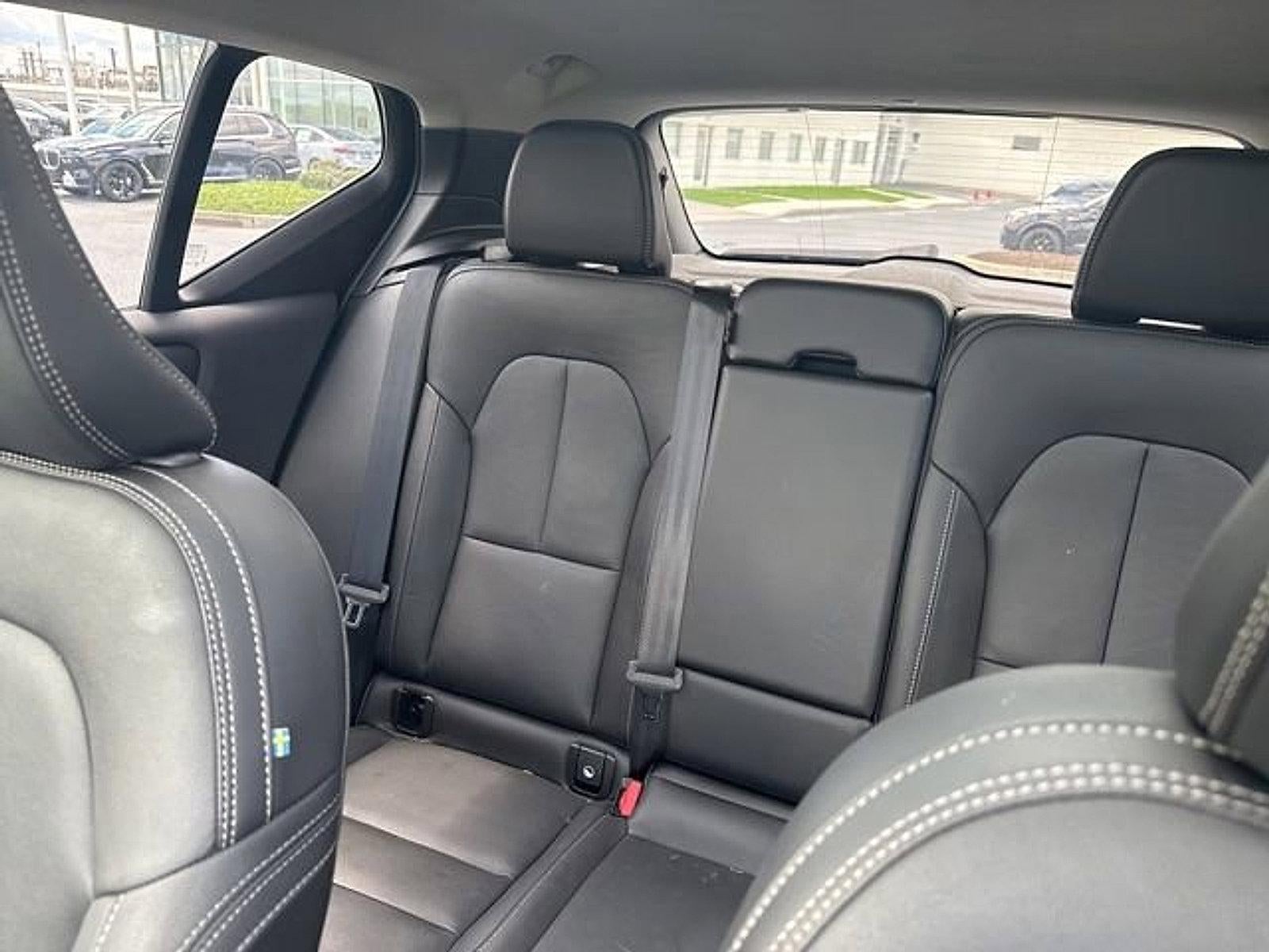 2024 Volvo XC40 B5 AWD Plus Dark Theme
