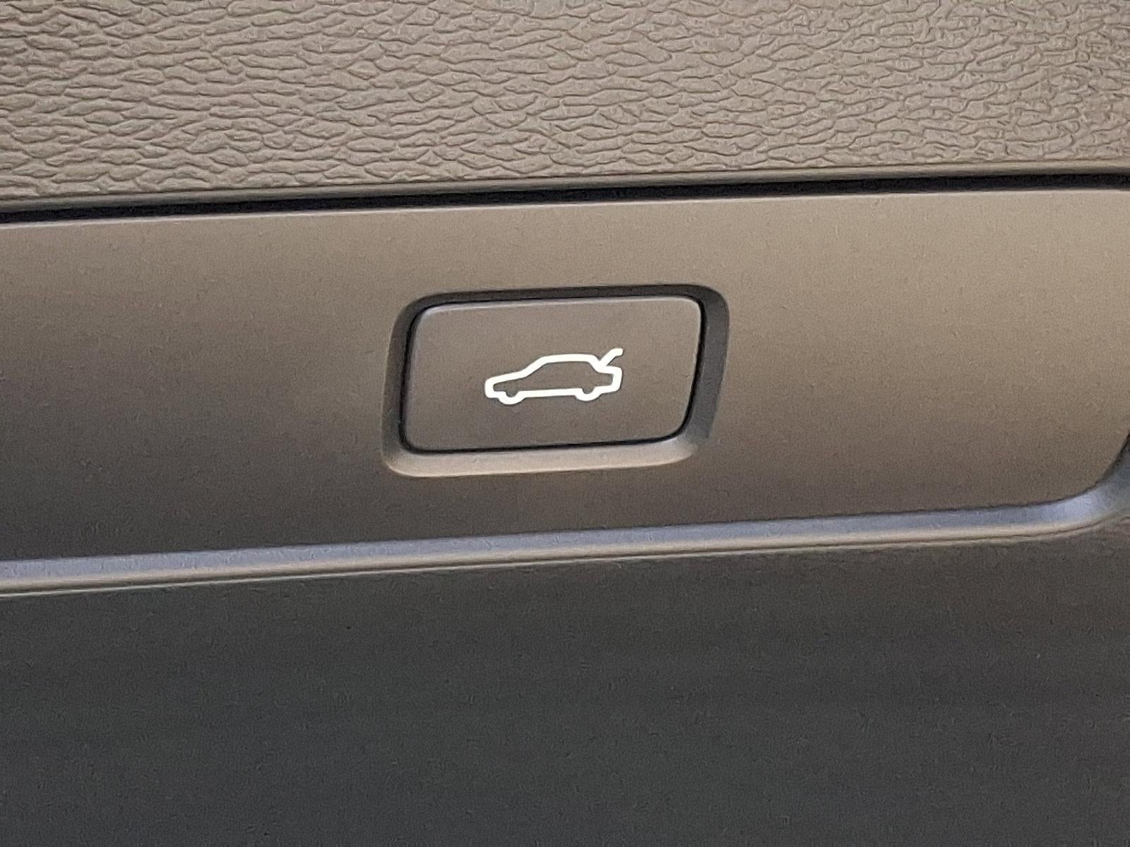 2024 Volvo XC40 B5 AWD Plus Dark Theme