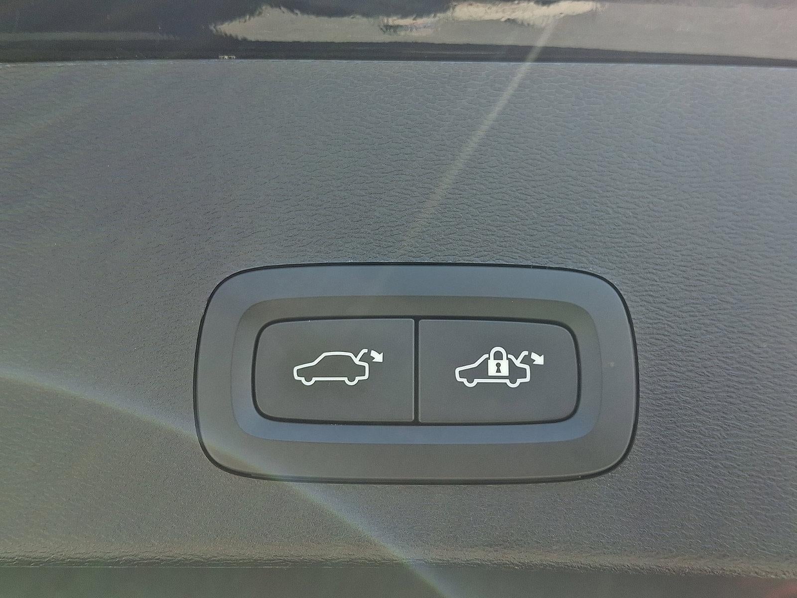 2024 Volvo XC40 B5 AWD Plus Dark Theme