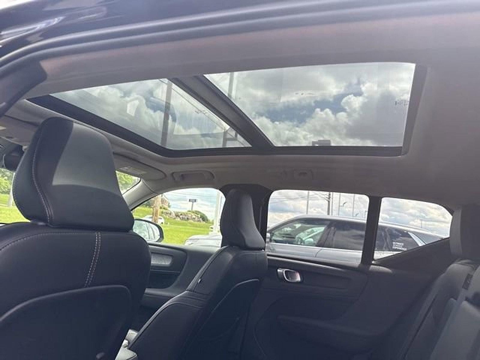 2024 Volvo XC40 B5 AWD Plus Dark Theme