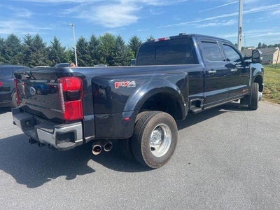 2023 Ford Super Duty F-350 DRW LARIAT 4WD Crew Cab 8' Box