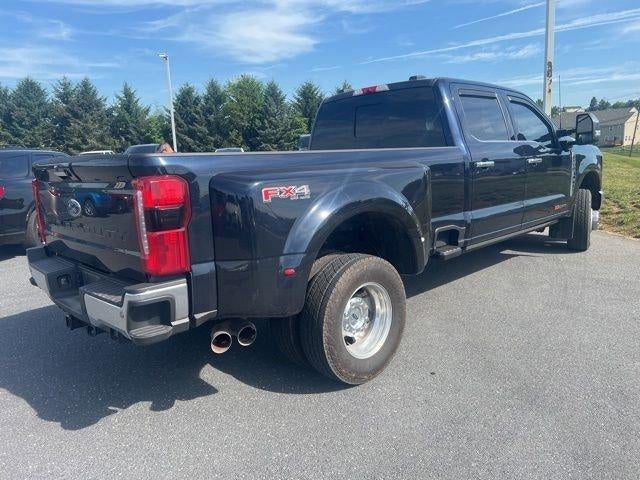 2023 Ford Super Duty F-350 DRW LARIAT 4WD Crew Cab 8' Box