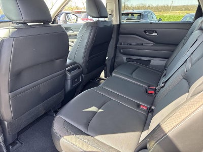 2023 Nissan Pathfinder SL 4WD