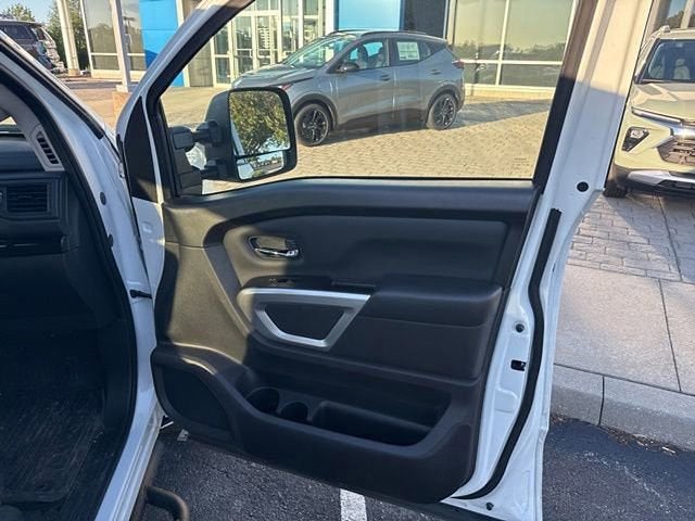 2024 Nissan TITAN Crew Cab SV 4x4