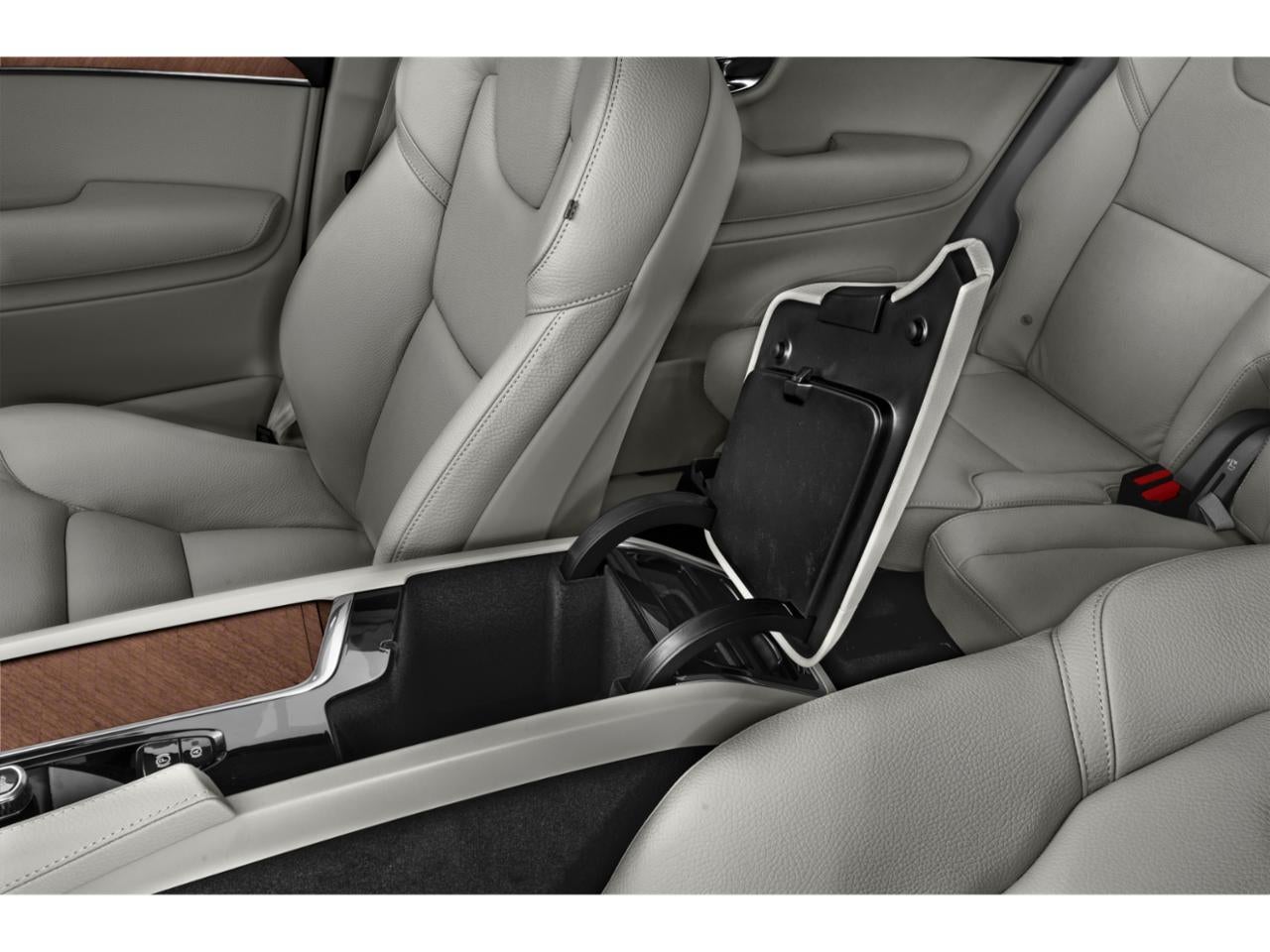 2022 Volvo XC90 T6 AWD Momentum 7P