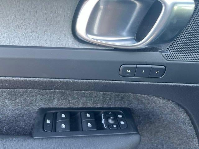 2025 Volvo XC40 B5 AWD Core Bright Theme
